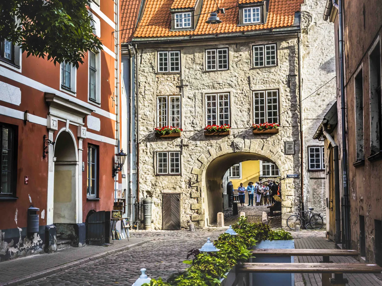 Szwedzka Brama (Zviedru vārti) w starej części Rygi, Łotwa – historyczna brama miejska z XVII wieku Szwedzka Brama (Zviedru vārti) w starej części Rygi, Łotwa – historyczna brama miejska z XVII wieku