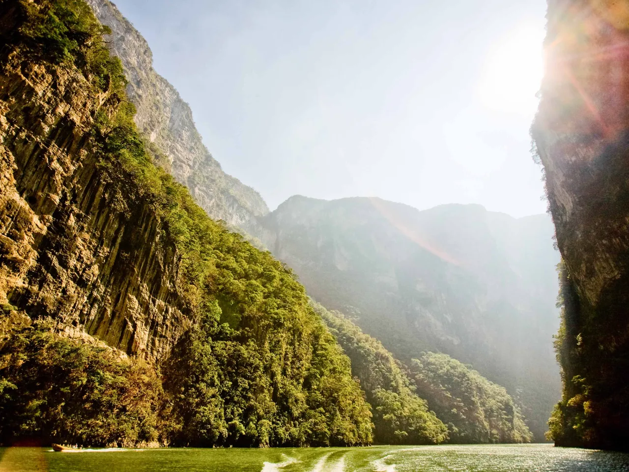 Majestatyczny wąwóz Sumidero wznosi się na 1000 metrów nad rzeką Río Grijalva Majestatyczny wąwóz Sumidero wznosi się na 1000 metrów nad rzeką Río Grijalva