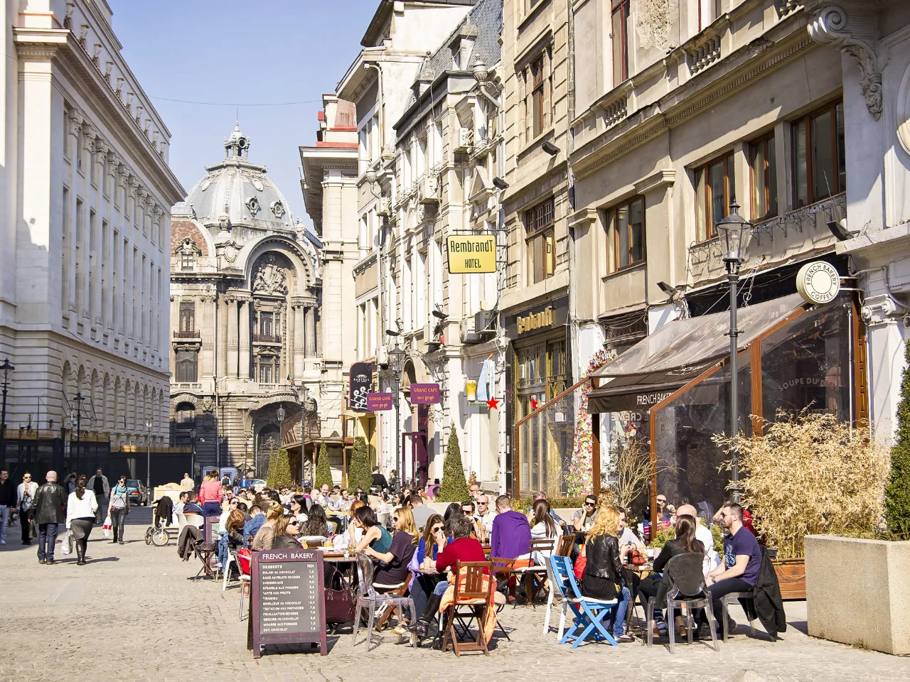 Tętniąca życiem atmosfera kawiarni w starej dzielnicy Sibiu Tętniąca życiem atmosfera kawiarni w starej dzielnicy Sibiu
