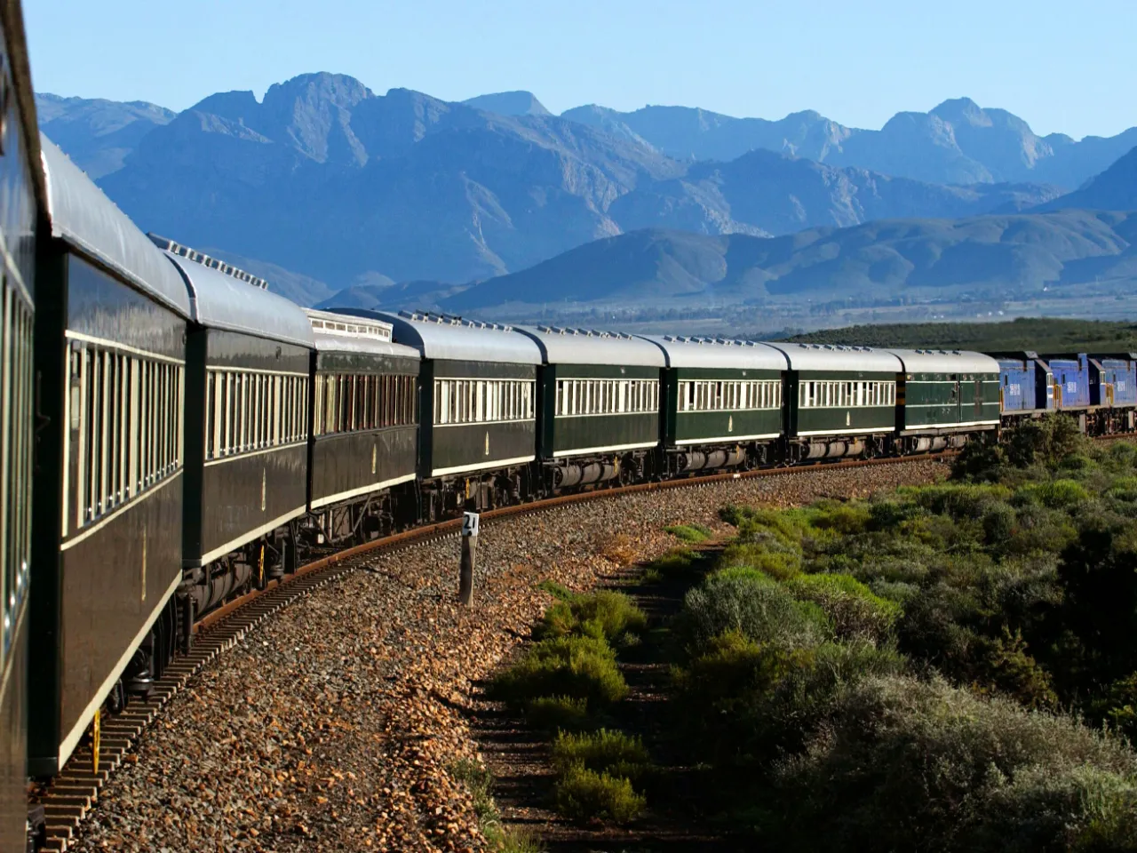 Ciesz się afrykańskimi krajobrazami podczas jazdy pociągiem