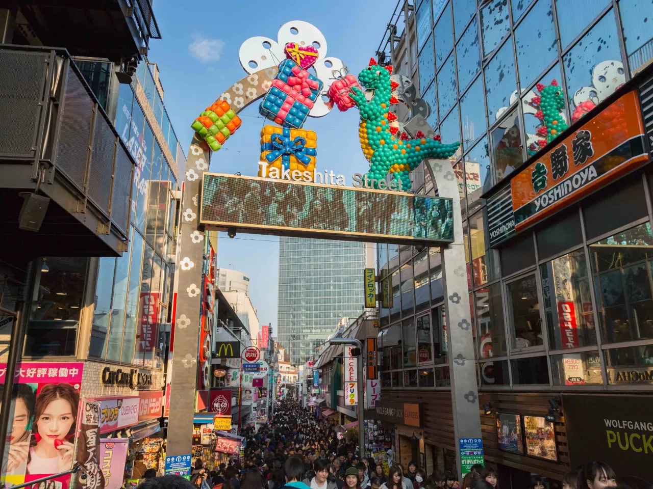 Dzielnica Harajuku w Tokio jest znana z kultury młodzieżowej i mody Dzielnica Harajuku w Tokio jest znana z kultury młodzieżowej i mody