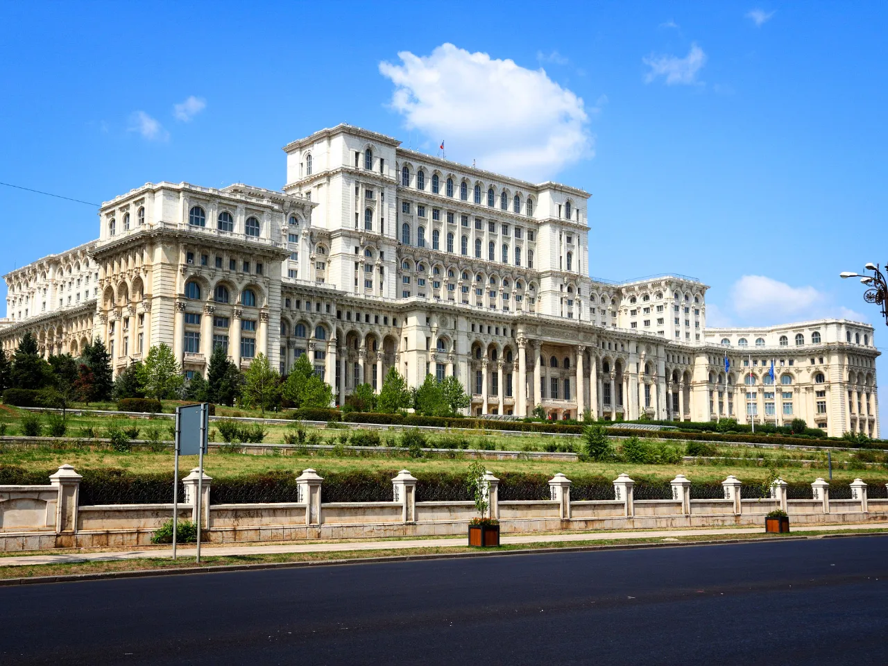 Pałac Parlamentu w Bukareszcie to jeden z największych i najbardziej imponujących budynków rządowych na świecie Pałac Parlamentu w Bukareszcie to jeden z największych i najbardziej imponujących budynków rządowych na świecie