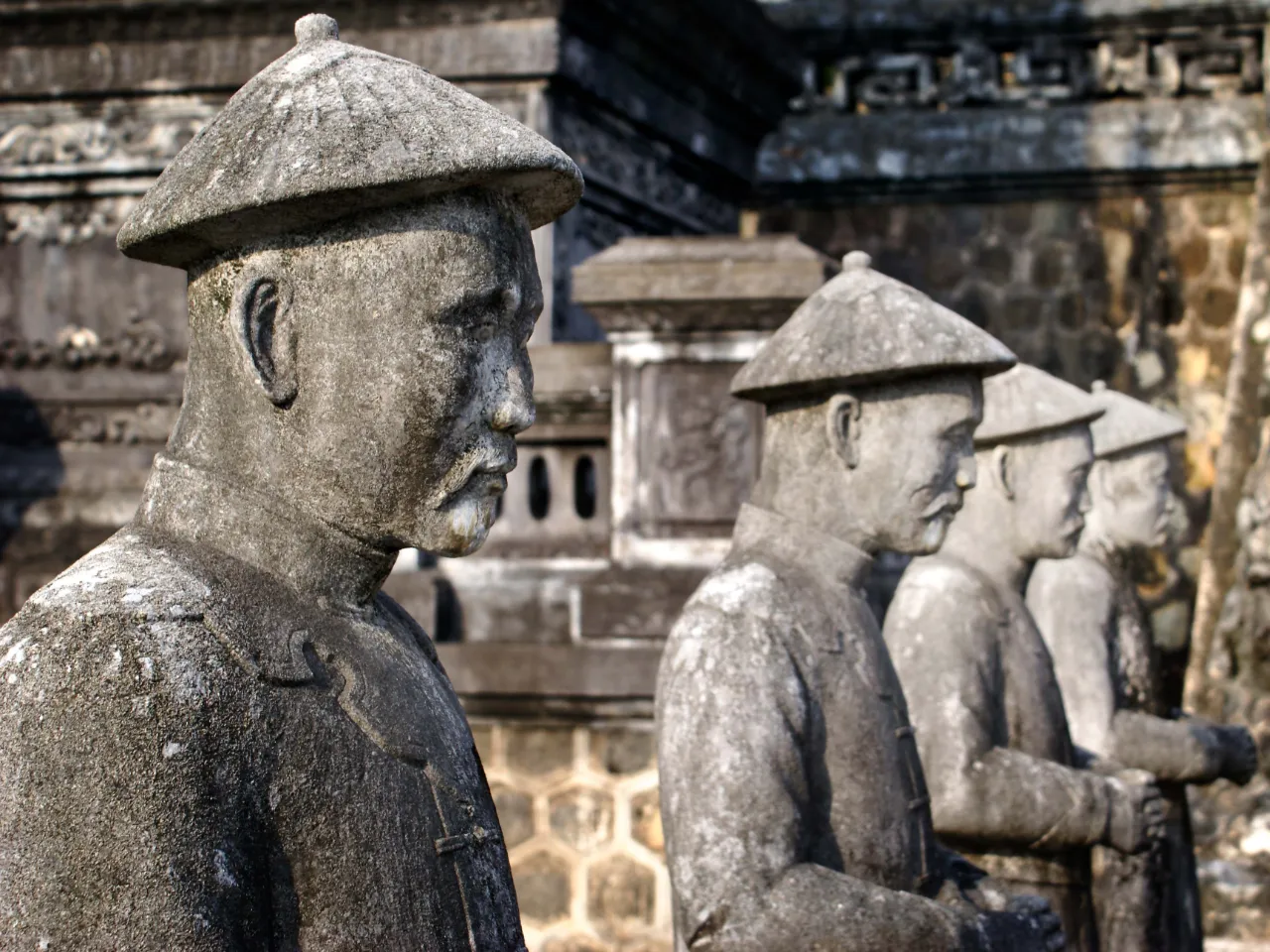 Duże kamienne figury przy mauzoleum cesarza Khai Dihna - Hué