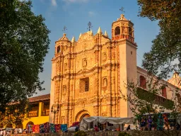 Iglesia de Santo Domingo – w stylu baroku latynoamerykańskiego – z targiem przed kościołem Iglesia de Santo Domingo – w stylu baroku latynoamerykańskiego – z targiem przed kościołem