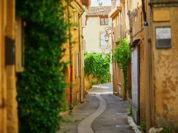 Typowy obraz ulicy w Lourmarin