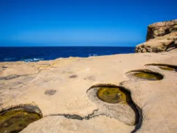 Naturalne formacje skalne przy wybrzeżu w pobliżu Dwejra na Gozo Naturalne formacje skalne przy wybrzeżu w pobliżu Dwejra na Gozo