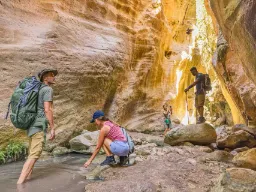 Wąwóz Avakas ma około 3 km długości i do 30 metrów głębokości