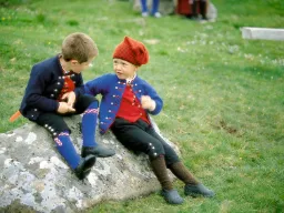 Dzieci z Wysp Owczych w strojach narodowych Dzieci z Wysp Owczych w strojach narodowych