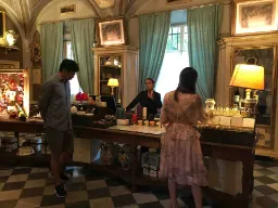 Historyczna apteka z klientami i staromodnym wystrojem