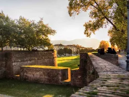 Mury miejskie w Lukce w wieczornym słońcu