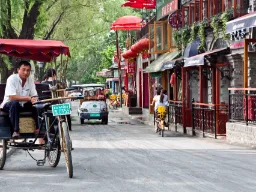 Ruchliwa ulica w dzielnicy Hou Hai w Pekinie