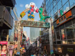 Dzielnica Harajuku w Tokio jest znana z kultury młodzieżowej i mody