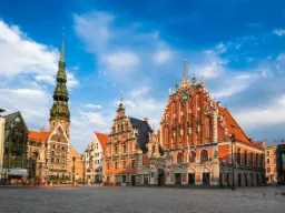 Rynek w Rydze z Domem Czarnogłowych i kościołem św. Piotra – jeden z najbardziej znanych symboli miasta Rynek w Rydze z Domem Czarnogłowych i kościołem św. Piotra – jeden z najbardziej znanych symboli miasta