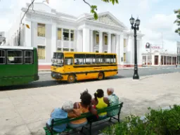 Autobus szkolny przed Colegio San Lorenzo w Cienfuegos Autobus szkolny przed Colegio San Lorenzo w Cienfuegos