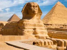 Wielki Sfinks w Gizie z piramidami Chefrena i Cheopsa w tle ma 73 m długości Wielki Sfinks w Gizie z piramidami Chefrena i Cheopsa w tle ma 73 m długości