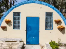 Kolorowy budynek w Ta’ Qali Crafts Village – kreatywne centrum lokalnych rzemieślników Kolorowy budynek w Ta’ Qali Crafts Village – kreatywne centrum lokalnych rzemieślników