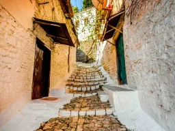 Urokliwa brukowana uliczka w historycznej dzielnicy Beratu, Albania Urokliwa brukowana uliczka w historycznej dzielnicy Beratu, Albania