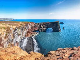 Piękna czarna plaża na półwyspie Dyrhólaey widziana z powietrza Piękna czarna plaża na półwyspie Dyrhólaey widziana z powietrza
