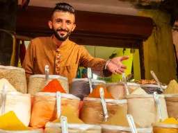 Sprzedawca przypraw ze swoimi aromatycznymi przyprawami