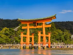 Ikoniczna brama torii przy sanktuarium Itsukushima na Miyajimie