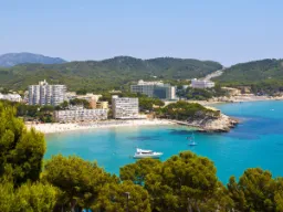 Paguera z turkusową wodą i wieloma hotelami Paguera z turkusową wodą i wieloma hotelami