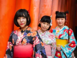 Kimono jest zawsze zakładane na ciało lewą stroną na prawą