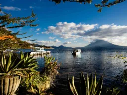 Widok na jezioro Atitlán z wulkanami w tle Widok na jezioro Atitlán z wulkanami w tle