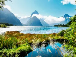 Milford Sound w Fiordland National Park z Mitre Peak w tle Milford Sound w Fiordland National Park z Mitre Peak w tle