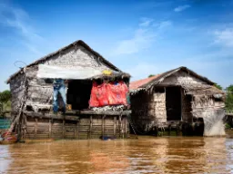 Domy na palach w pływającej wiosce nad jeziorem Tonle Sap w Kambodży Domy na palach w pływającej wiosce nad jeziorem Tonle Sap w Kambodży