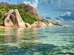 Granitowe klify i krystalicznie czysta woda – wyspa La Digue