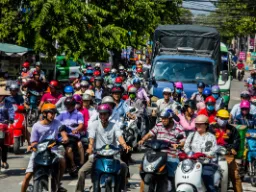 Dobry pomysł, by nosić kask w Ho Chi Minh Dobry pomysł, by nosić kask w Ho Chi Minh