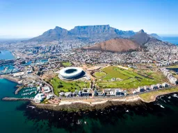 Stadion w Kapsztadzie na pierwszym planie, Góra Stołowa w tle