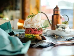 Burger z lardo i świeżymi ziołami