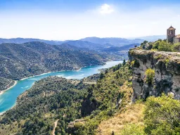Widok z górskiej wioski Siurana na jezioro Siurana Widok z górskiej wioski Siurana na jezioro Siurana