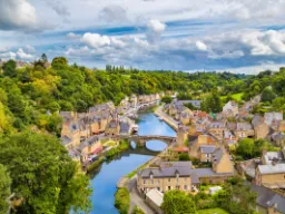 Dinan nad rzeką Rance to jedno z najlepiej zachowanych średniowiecznych miast w Bretanii Dinan nad rzeką Rance to jedno z najlepiej zachowanych średniowiecznych miast w Bretanii
