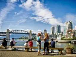 Widok na nabrzeże, most Burrard i panoramę Vancouveru Widok na nabrzeże, most Burrard i panoramę Vancouveru