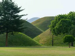 Imponujące porośnięte trawą kopce grobowe w kompleksie Daereungwon w Gyeongju