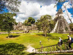 Odkrywanie imponujących świątyń Majów w Tikal Odkrywanie imponujących świątyń Majów w Tikal