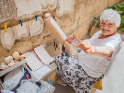 Kobieta rzemieślnik z dumą pokazuje swoją pracę Kobieta rzemieślnik z dumą pokazuje swoją pracę