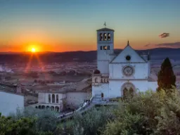 Zachód słońca nad Bazyliką św. Franciszka w Asyżu Zachód słońca nad Bazyliką św. Franciszka w Asyżu