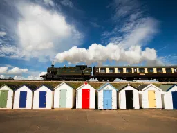 Dartmouth Steam Railway przy Goodrington Sands – nostalgiczny pociąg parowy wzdłuż wybrzeża Devonu Dartmouth Steam Railway przy Goodrington Sands – nostalgiczny pociąg parowy wzdłuż wybrzeża Devonu