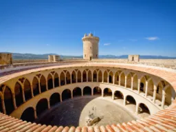 Zamek Bellver z XIV wieku znajduje się na wzgórzu tuż za Palmą Zamek Bellver z XIV wieku znajduje się na wzgórzu tuż za Palmą