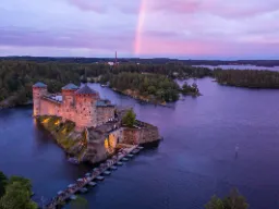 Widzowie w zachodzie słońca po zakończonym spektaklu Widzowie w zachodzie słońca po zakończonym spektaklu