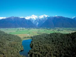 Westland Tai Poutini National Park – z ośnieżonymi Southern Alps w tle Westland Tai Poutini National Park – z ośnieżonymi Southern Alps w tle