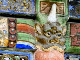 Detal z klasztoru Choijin Lama w Ułan Bator – buddyjskie zdobienie z figurą ochronną