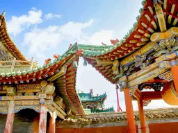 Ozdobne dachy Pałacu Zimowego w Ułan Bator