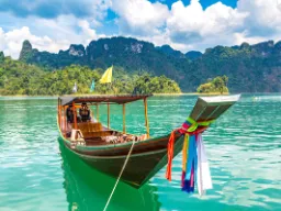 Tradycyjna tajska łódź longtail w Parku Narodowym Khao Sok Tradycyjna tajska łódź longtail w Parku Narodowym Khao Sok