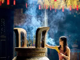 Kobieta z kadzidełkami w świątyni Thien Hau