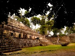 Ruiny Majów w Copán, gdzie stare tarasy kamienne i rzeźby świadczą o zaawansowanej cywilizacji Ruiny Majów w Copán, gdzie stare tarasy kamienne i rzeźby świadczą o zaawansowanej cywilizacji