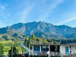 Mount Kinabalu majestatycznie wznosi się nad bujnym górskim krajobrazem Sabahu